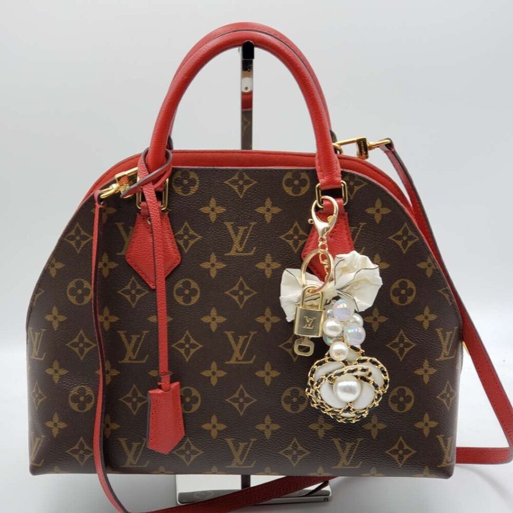 Louis Vuitton Authentic Gold Lock 🔒 Unbranded Flower Keychain Charm for Bags - Picture 2 of 14